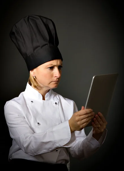 Chef cuisinier lecture recette sur une tablette — Photo