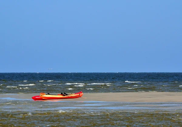 皮划艇在沙洲上休息 — 图库照片