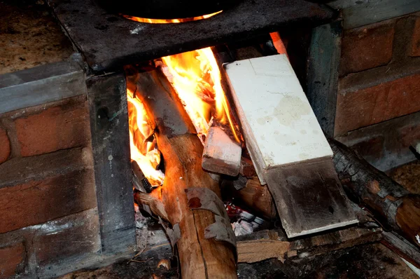 Fechar de chamas no fogão a lenha — Fotografia de Stock