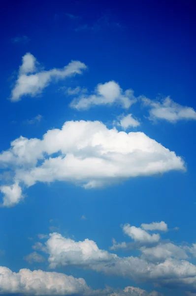 Błyszczące niebieskie niebo z chmurami ładny — Zdjęcie stockowe