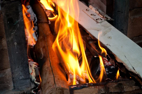 Cierre de llamas en estufa de leña — Foto de Stock