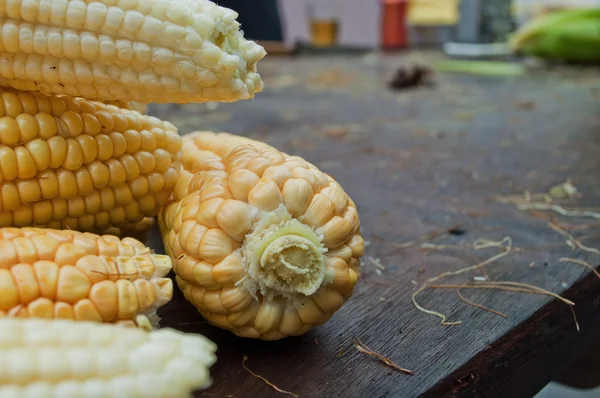 Dużo zielonej kukurydzy obrane na stole — Zdjęcie stockowe