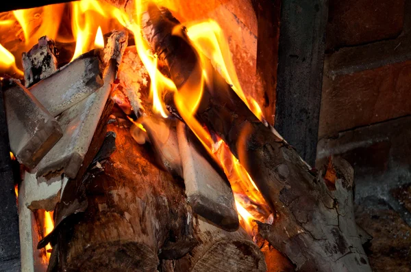 Cierre de llamas en estufa de leña —  Fotos de Stock
