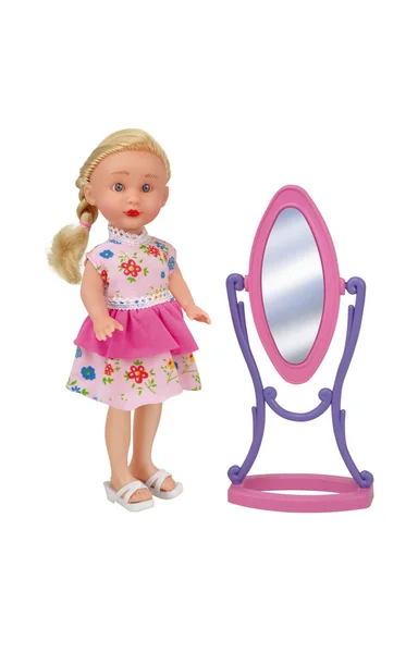 用神奇的镜子，孤立在白色背景上的漂亮娃娃 — 图库照片