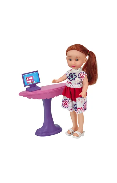Bambola utilizzando il computer nella bella tabella utilizzando su sfondo bianco — Foto Stock