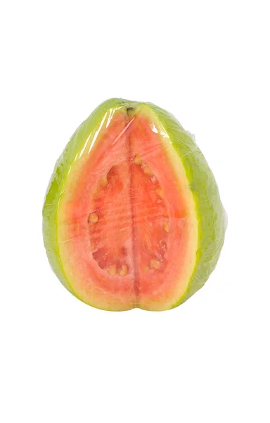 Guava dipotong dan dilindungi dengan plastik film terisolasi di latar belakang putih — Stok Foto