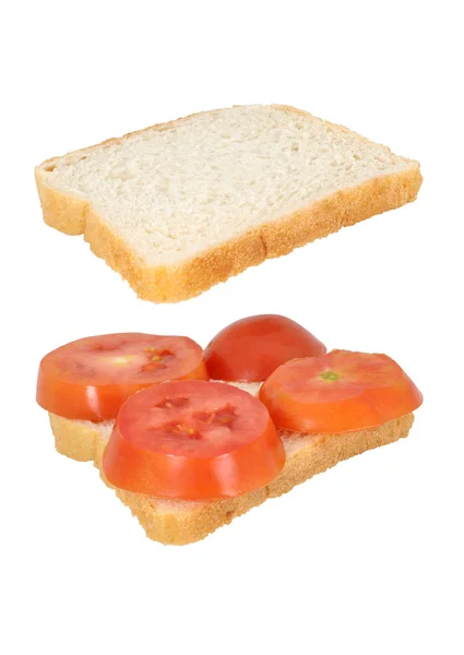 Sanduíche aberto com tomate isolado sobre fundo branco — Fotografia de Stock
