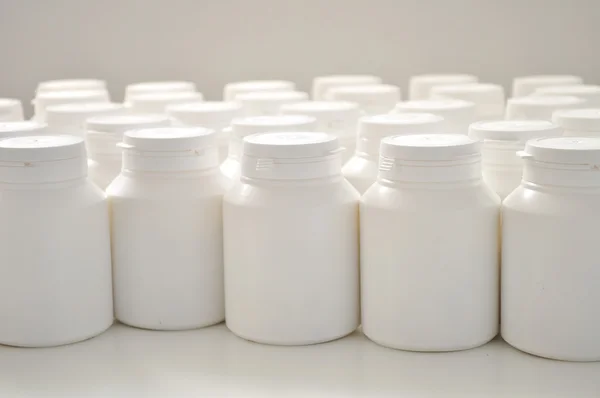 Bottiglie di rimedio in bianco — Foto Stock