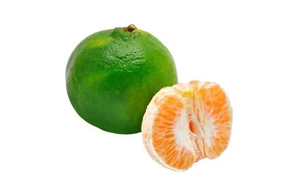 Dos mandarinas verdes aisladas sobre fondo blanco Imagen De Stock