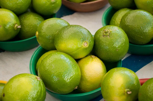 Lemons on basin — Stock Photo, Image