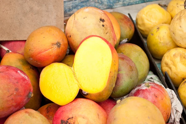 Mangoes and Passion Fruit — Stock Photo, Image