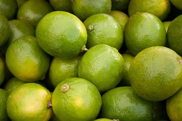Stäng av gröna citroner — Stockfoto