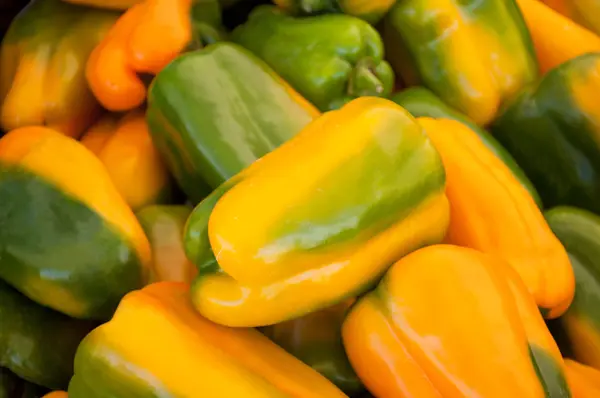 Κίτρινες και πράσινες πιπεριές — Φωτογραφία Αρχείου