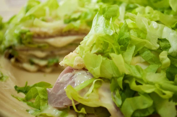 Sluiten van salade pannenkoek — Stok fotoğraf
