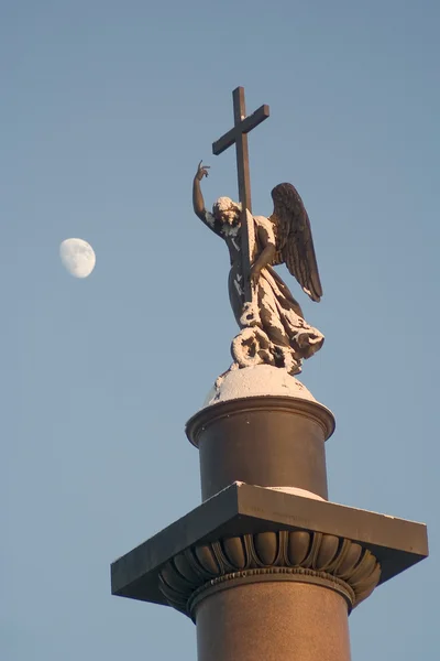 Луна и заснеженный ангел — стоковое фото