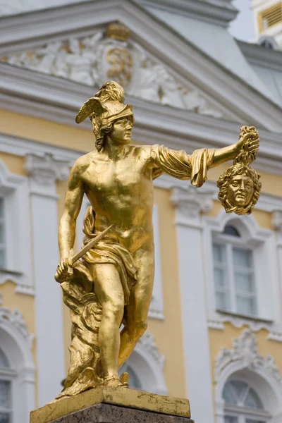 Muinainen sankari Perseus Medusan päällä Peterhofissa — kuvapankkivalokuva
