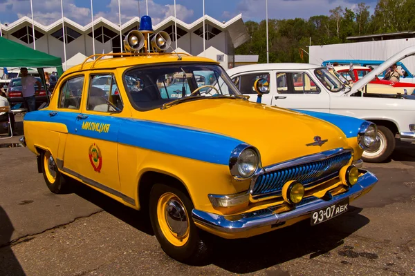 Vieille exposition de voitures sur Retrofest. Voiture de police soviétique "Pobeda " — Photo