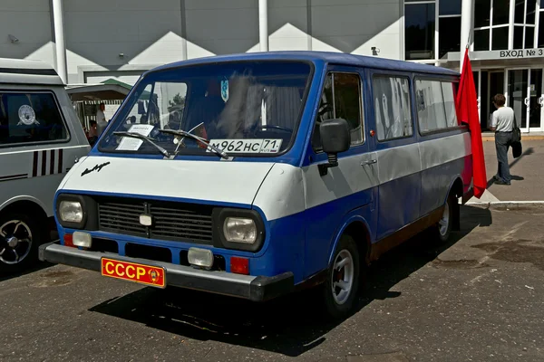 Stary samochód Pokaż na retrofest. minibus raf — Zdjęcie stockowe