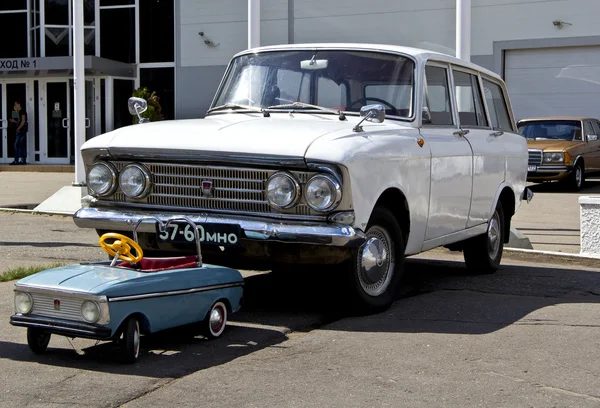 Retrofest üzerinde eski araba şovu. Moskvich ve oyuncak moskvich — Stok fotoğraf