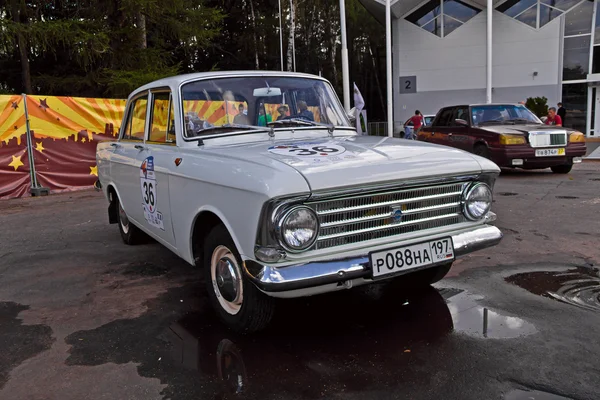 Vieille exposition de voitures sur Retrofest. Moskvitch-408 — Photo