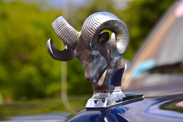Vieille exposition de voitures sur Retrofest. Chèvre métallique, symbole de Dodge — Photo