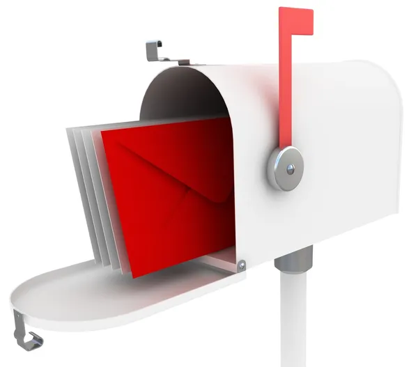 Біла поштова скринька зі спеціальною червоною літерою . — стокове фото