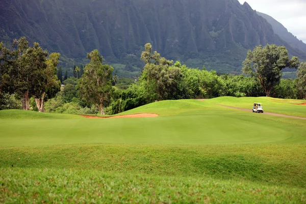 Golf am Fuße der Berge — Stockfoto