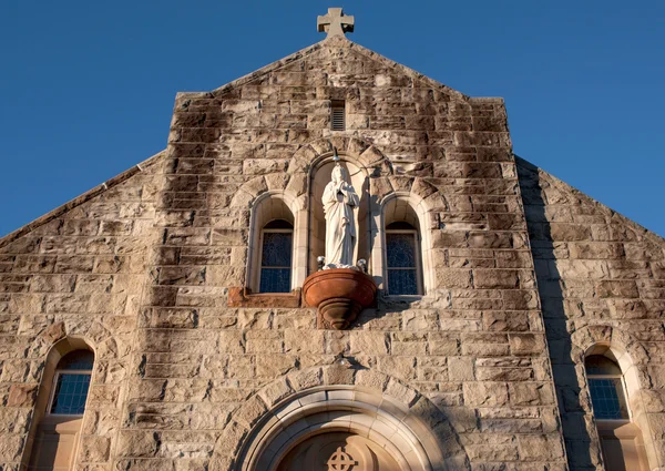 Katholische Kirchenfassade — Stockfoto