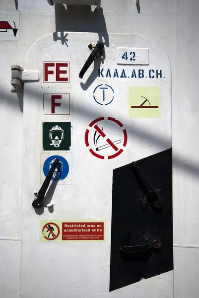 在一条船上的警告标志 — 图库照片