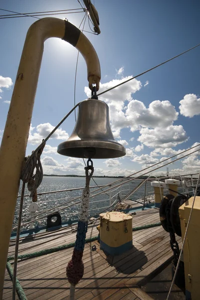 Sino de bronze em um navio alto — Fotografia de Stock