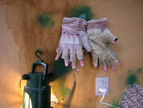 Luvas protetoras e dedos em uma parede — Fotografia de Stock