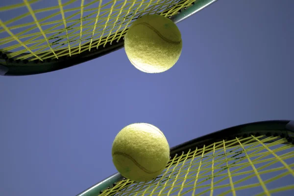 Играть в теннис — стоковое фото