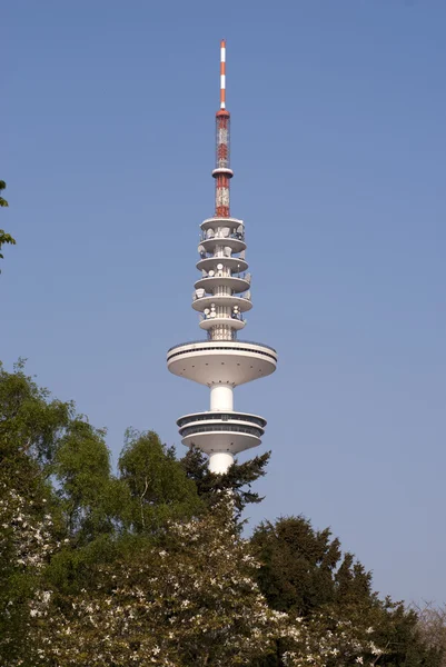 スカイブルーの放送タワー — ストック写真
