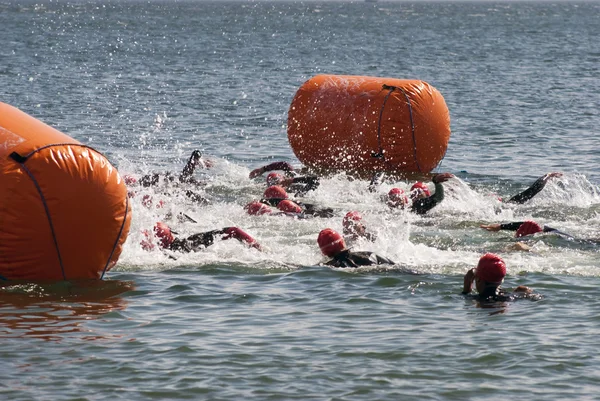 Kvinnliga triathlon start — Stockfoto