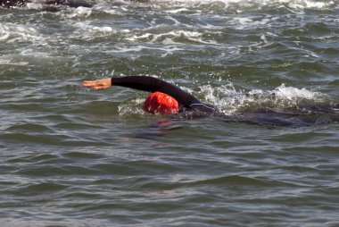 kadın triatlon yüzücü