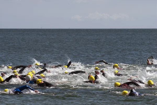 Triathlon pływaków — Zdjęcie stockowe