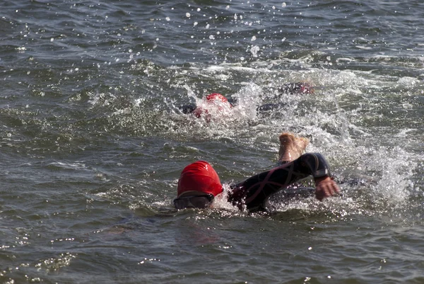 Mulheres nadadoras no mar — Fotografia de Stock