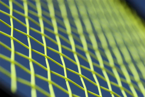 テニスのラケットがネット — ストック写真