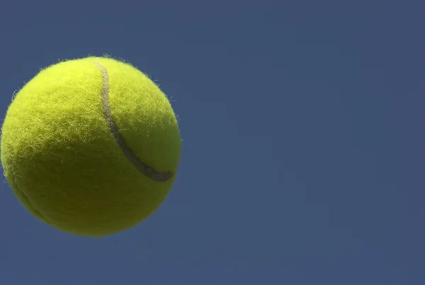 Теннисный мяч готов — стоковое фото