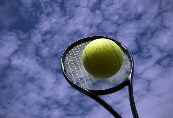 Amarelo grande bola de tênis em raquete — Fotografia de Stock