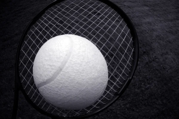 白いボールおよびテニス ラケット — ストック写真