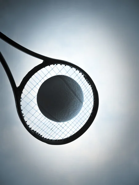 Bata a bola de tênis — Fotografia de Stock
