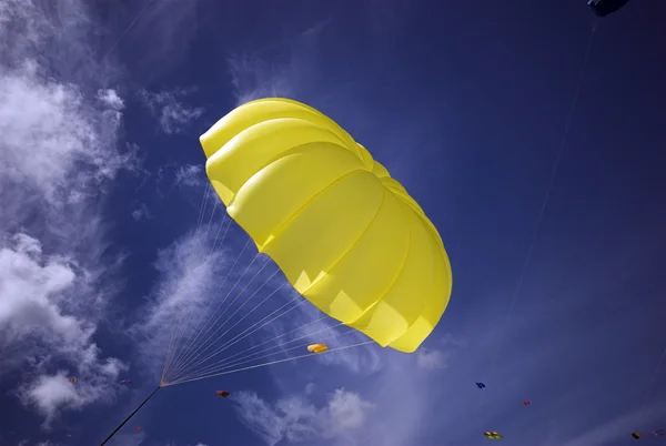 Gele parachute hemelsblauw Stockafbeelding