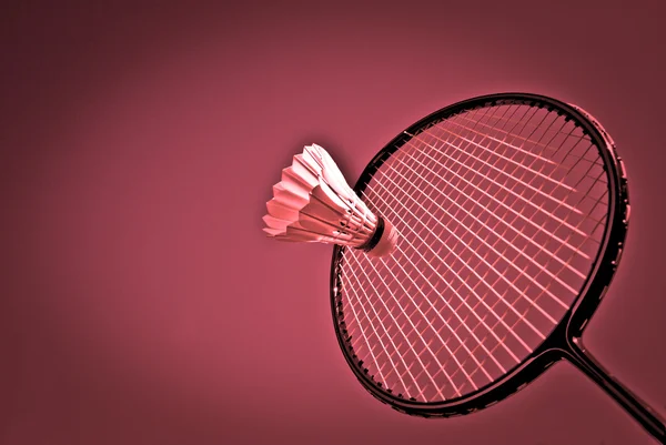 Badminton op rode achtergrond — Stockfoto