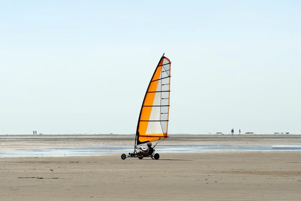 Flat beach sailing — Stock Photo, Image