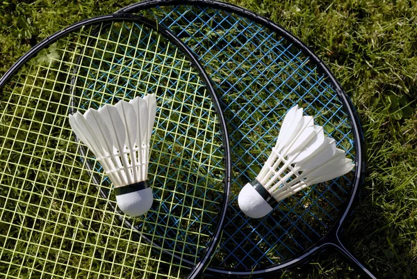 Duas raquetes na grama — Fotografia de Stock