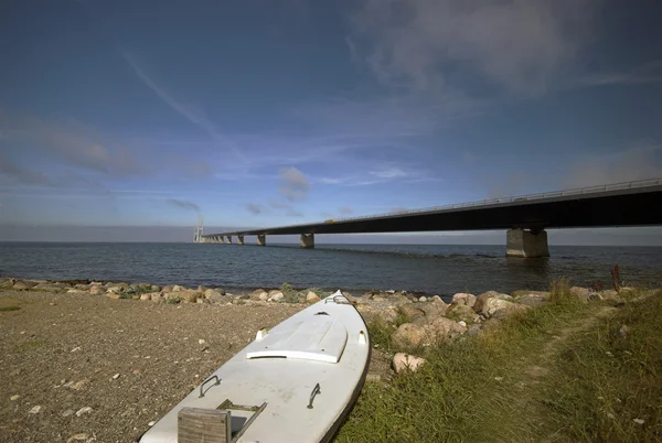 Barco e ponte de suspensão — Fotografia de Stock