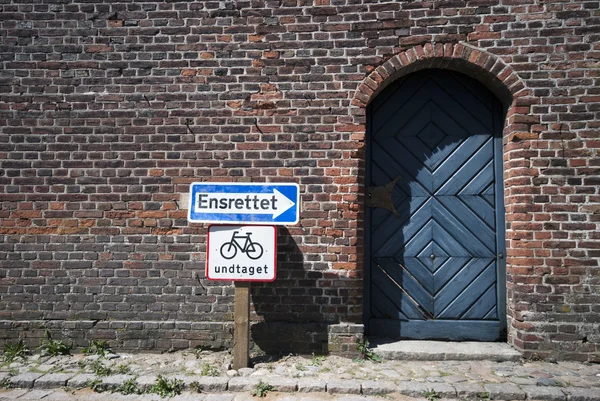 Parede de tijolo velho e porta azul — Fotografia de Stock