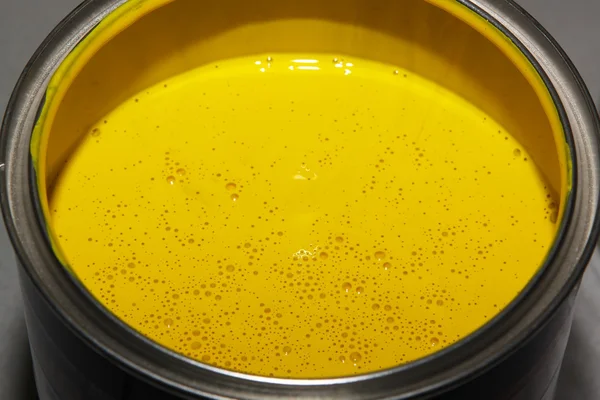 Pintura amarilla viva en una lata —  Fotos de Stock