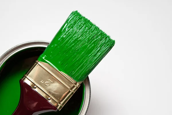 Verde pincel vívido en una lata de pintura — Foto de Stock